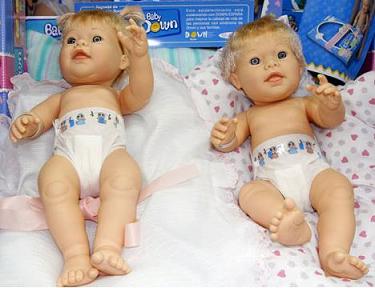 На этой фотографии вы видите кукол, изображающих детей с синдромом Дауна – Baby Down.